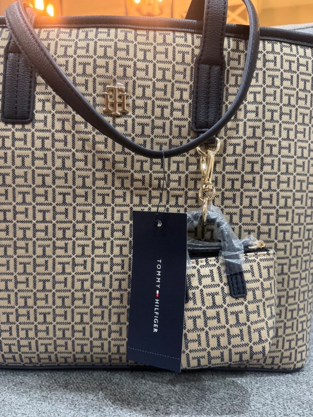 Tommy Hilfiger Tote Bag - Picture 3 of 4